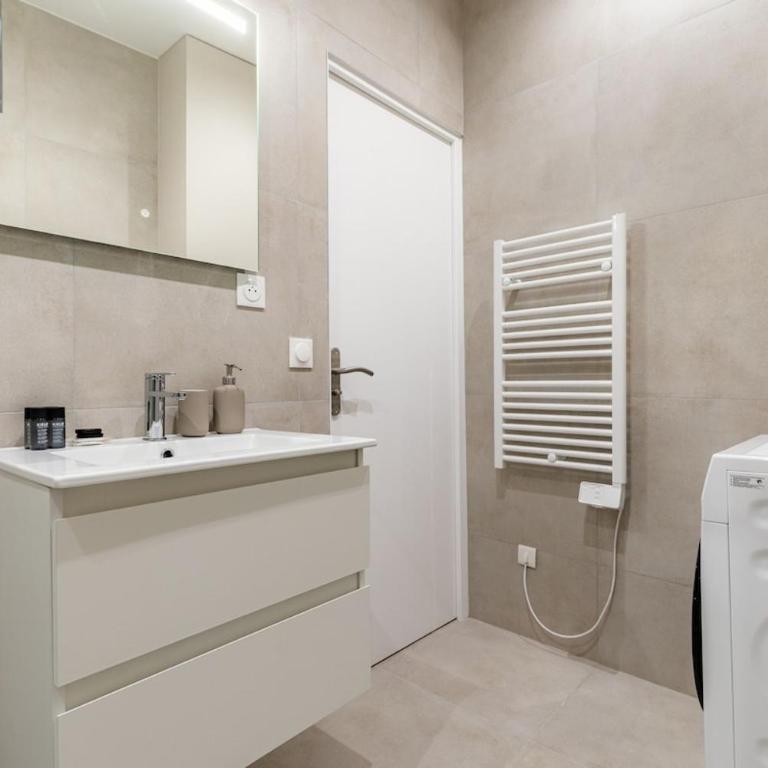 Elegant 3-Bedroom Apartment in the Heart of Historic Paris - Apartment - 15