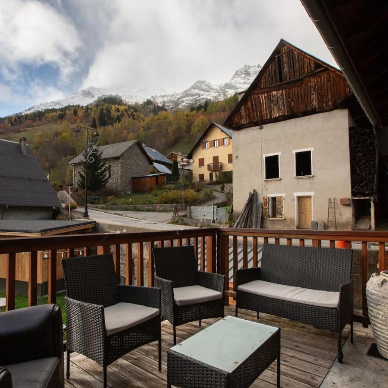 Huge amazing chalet with 13 bedrooms, private garden and en-suites - Chalet - 12