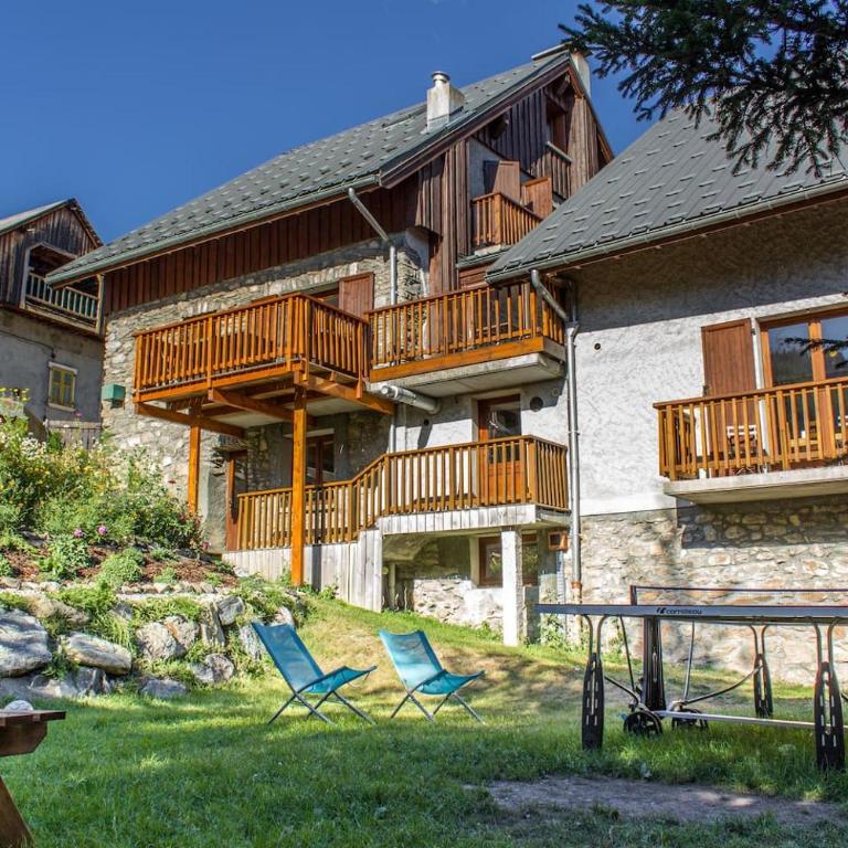 Huge amazing chalet with 13 bedrooms, private garden and en-suites - Chalet - 52