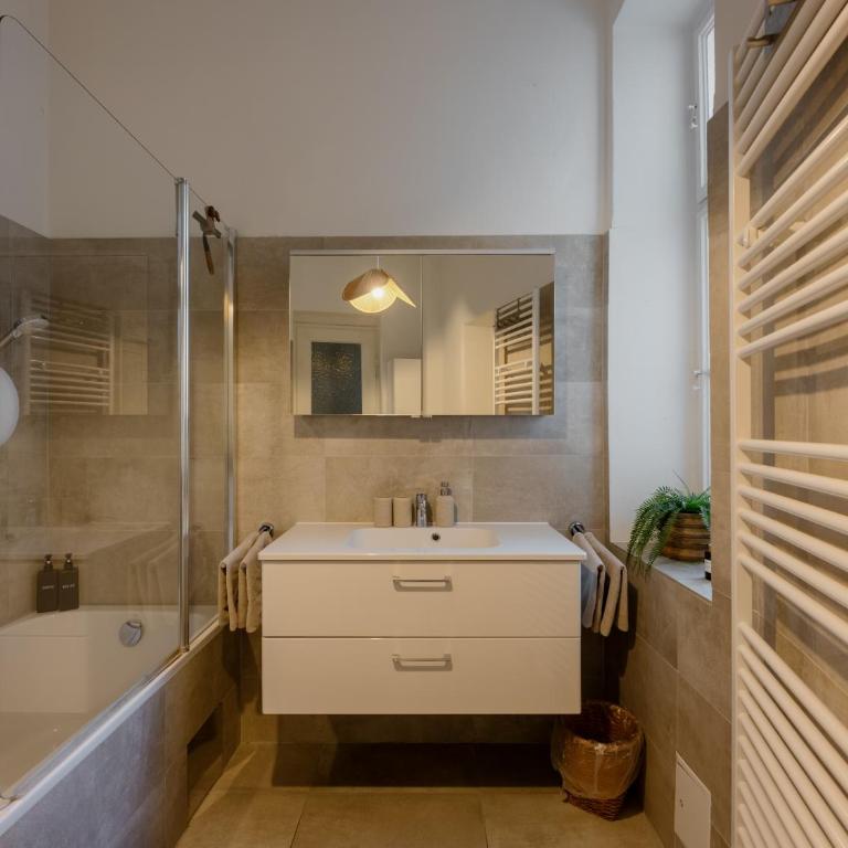City Center Boutique Apartments - Schlossberg View - Free Parking - Deluxe Apartment mit Balkon und 2 Schlafzimmern - 7