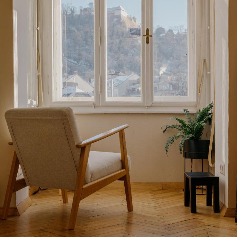 City Center Boutique Apartments - Schlossberg View - Free Parking - Deluxe Apartment mit Balkon und 2 Schlafzimmern - 2