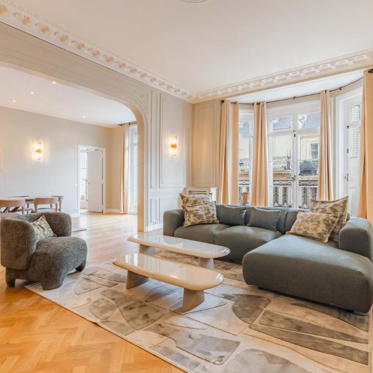 Elegant and Spacious 4-Bedroom Apartment in Paris 16th - Apartment - 1