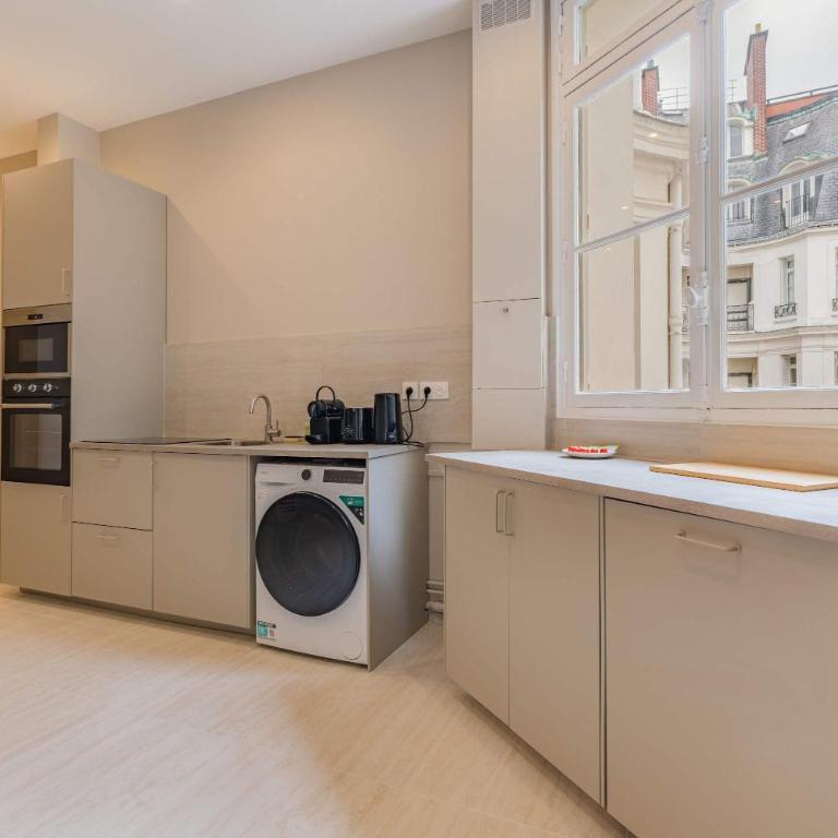 Elegant and Spacious 4-Bedroom Apartment in Paris 16th - Apartment - 16