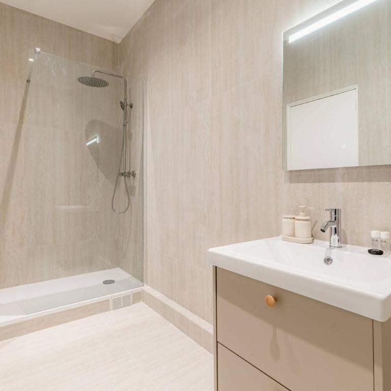 Elegant and Spacious 4-Bedroom Apartment in Paris 16th - Apartment - 29