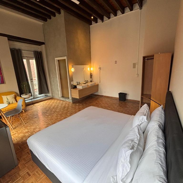 Casa Regina CDMX - Zimmer mit Kingsize-Bett und Balkon - 3