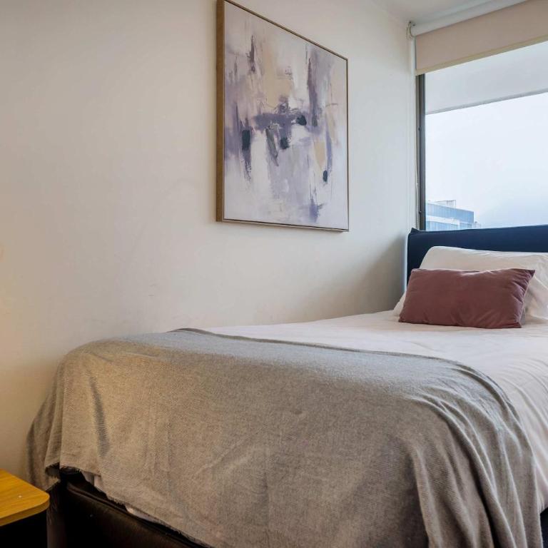 Stylish 2BR City Flat Modern Design and Comfort - Apartment - 2