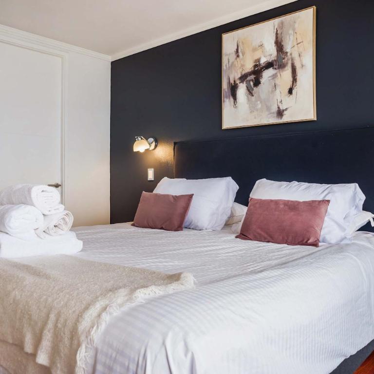 Stylish 2BR City Flat Modern Design and Comfort - Apartment - 25