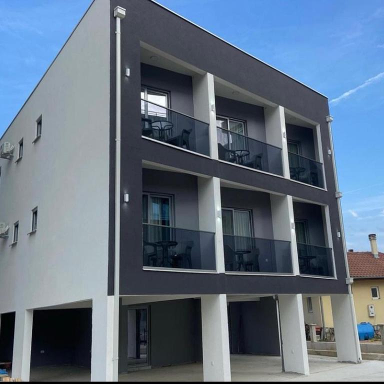 Maxhuri Apartments - Studio - 1