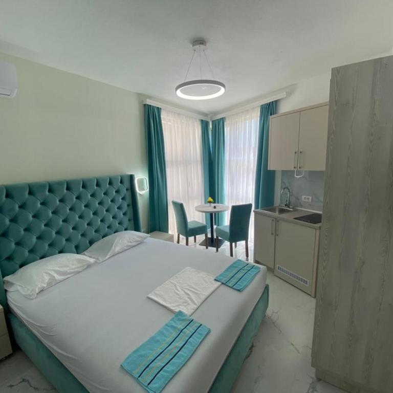 Maxhuri Apartments - Studio - 4