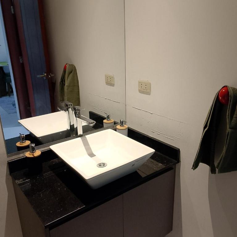 Departamento Moderno y Bien Ubicado zona Equipetrol - Apartamento de 1 dormitorio con balcón - 25