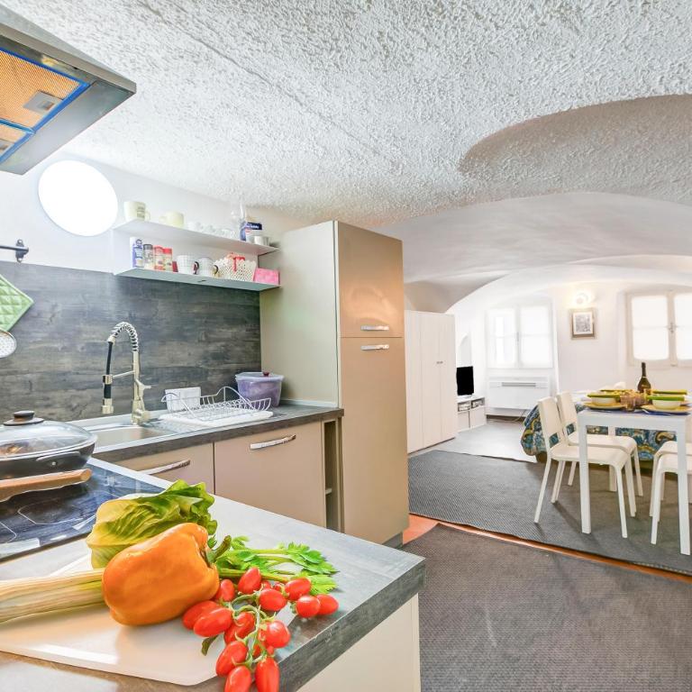 Casa Vacanze Maimone 3 Central Sanremo Old Town - Happy Rentals - One-Bedroom Apartment - 1