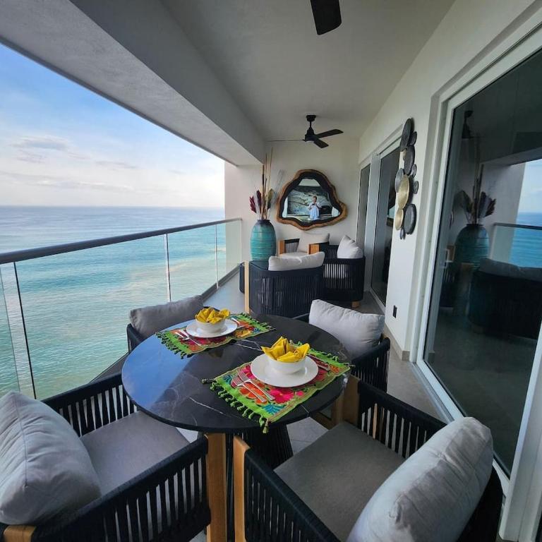Amazing Sunsets Are Just The Beginning 3 bed 4 bath Luxury 24th Floor Oceanfront Condo - Apartamento - 53