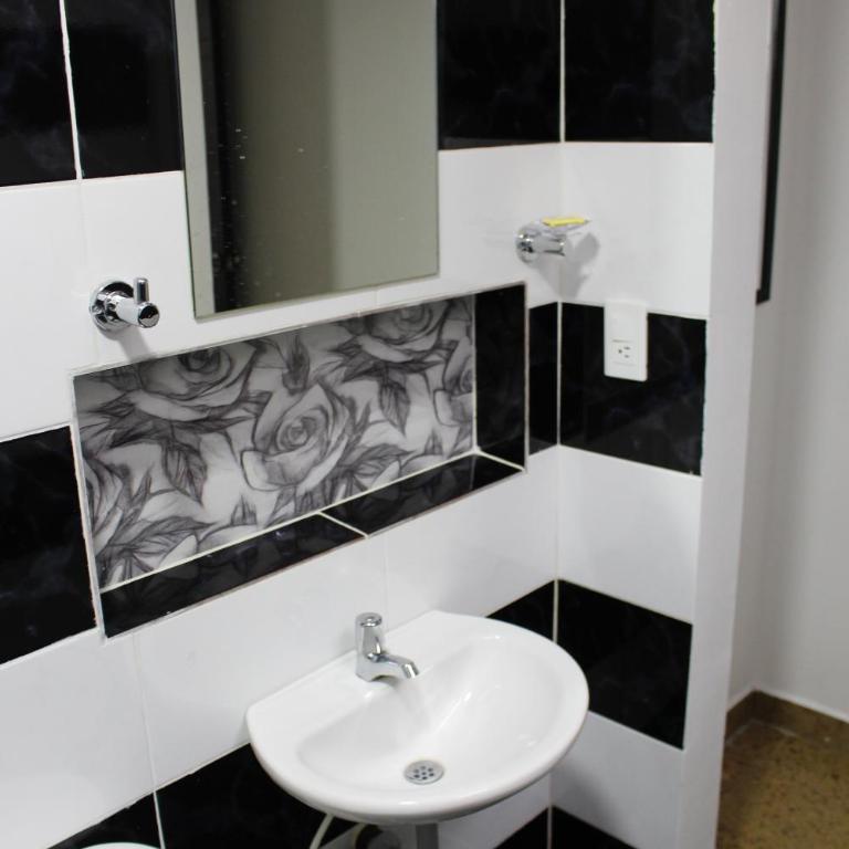 CASA ESTADIO MEDELLIN Apartamentos para Familias y Delegaciones Deportivas, a pocos minutos caminando del Estadio Atanasio Girardot - Laureles-Estadio - Apartment - 14