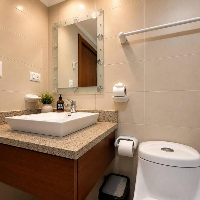 Depa 2 habitaciones con vista al rio cerca a malecon - Two-Bedroom Apartment with River View - 10