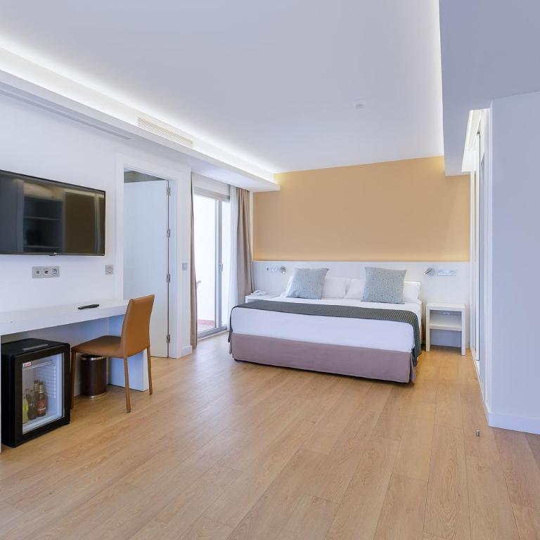SOL by Meliá Torremolinos - Don Pedro - Suite Junior Familiar (3 adultos + 1 niño) - 1