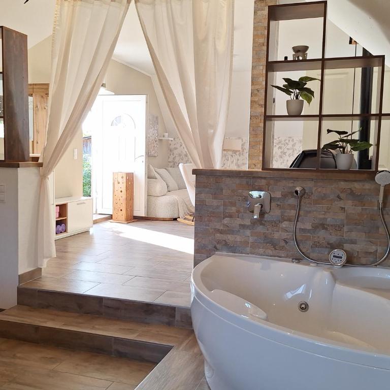 Südsteirisches HOFGLÜCK das XXL Ferienreich im 1 STOCK - Deluxe Suite mit Whirlpool-Badewanne - 28