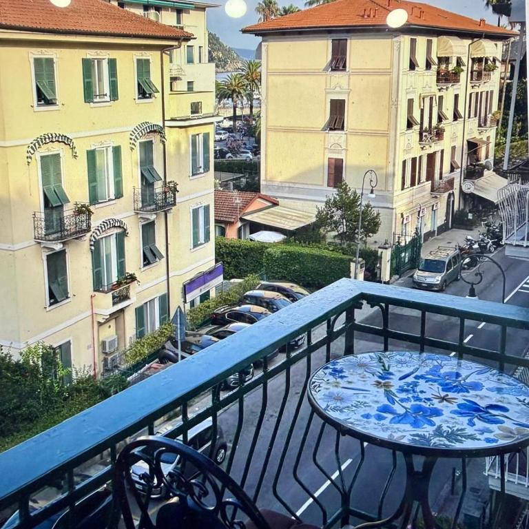 WELCOME RIVIERA --TIGULLIO BREEZE - 102 mq piu'terrazzo 25 mq - totalmente rinnovato luglio 2026-3 camere da letto CIASCUNA CON CONDIZIONATORE -150 m dal centro - parcheggio a 20 euro al giorno da prenotare -parking at 20 euro per day if available - Appartamento con 3 Camere da Letto e con Vista - 24