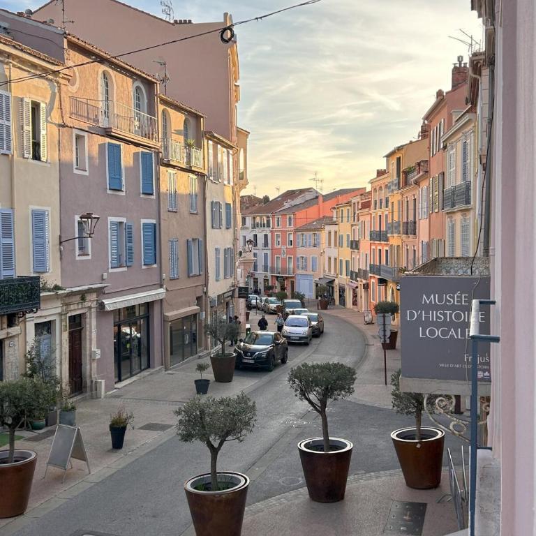 Omnia Charming 2 bed and AirCon in historic Frejus - Appartement - Vue sur Ville - 2