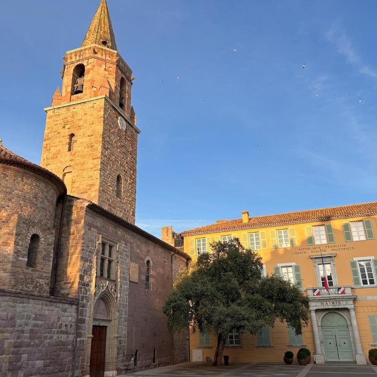 Omnia Charming 2 bed and AirCon in historic Frejus - Appartement - Vue sur Ville - 3