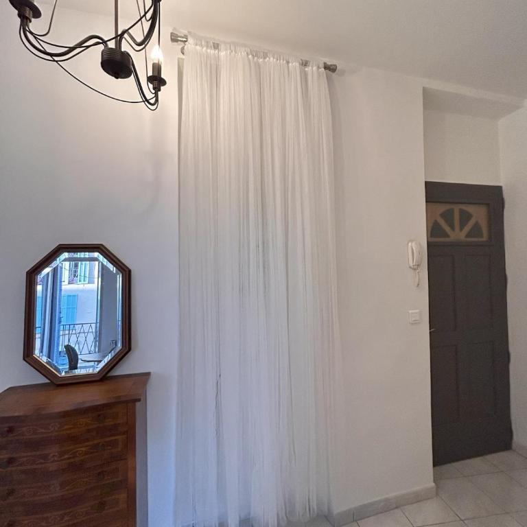 Omnia Charming 2 bed and AirCon in historic Frejus - Appartement - Vue sur Ville - 4