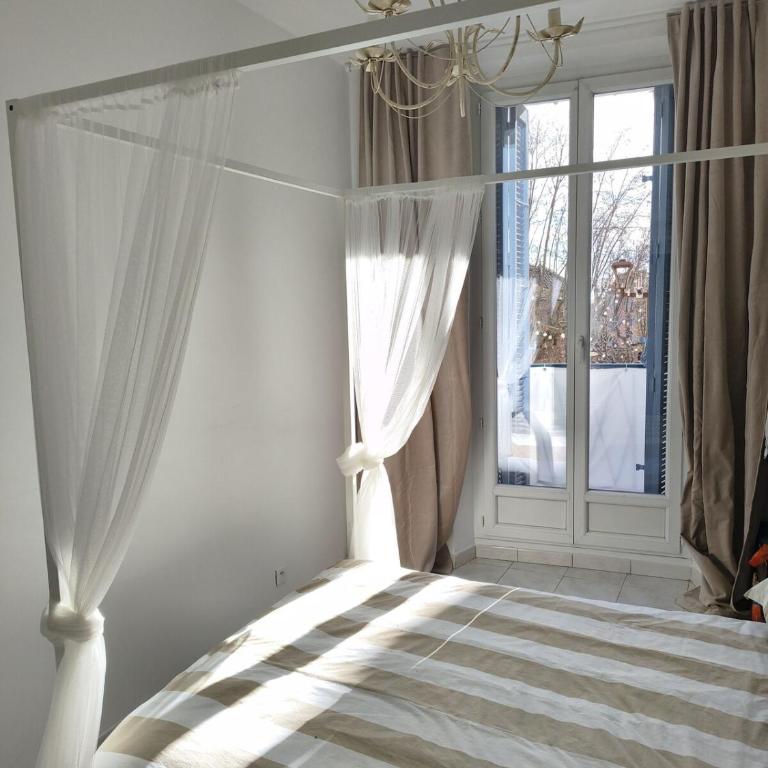 Omnia Charming 2 bed and AirCon in historic Frejus - Appartement - Vue sur Ville - 5