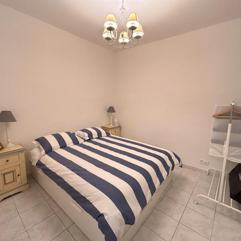 Omnia Charming 2 bed and AirCon in historic Frejus - Appartement - Vue sur Ville - 8