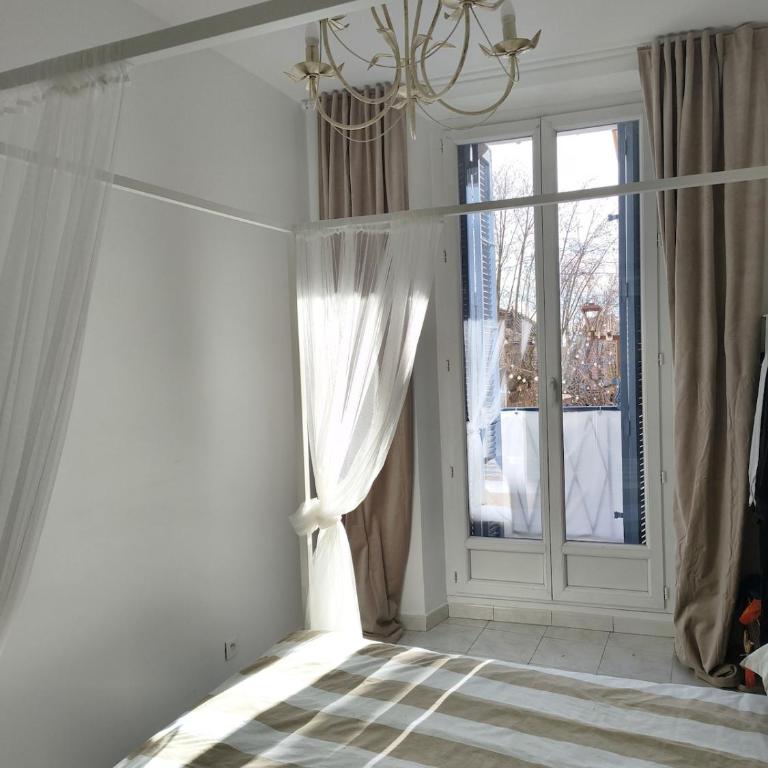 Omnia Charming 2 bed and AirCon in historic Frejus - Appartement - Vue sur Ville - 10