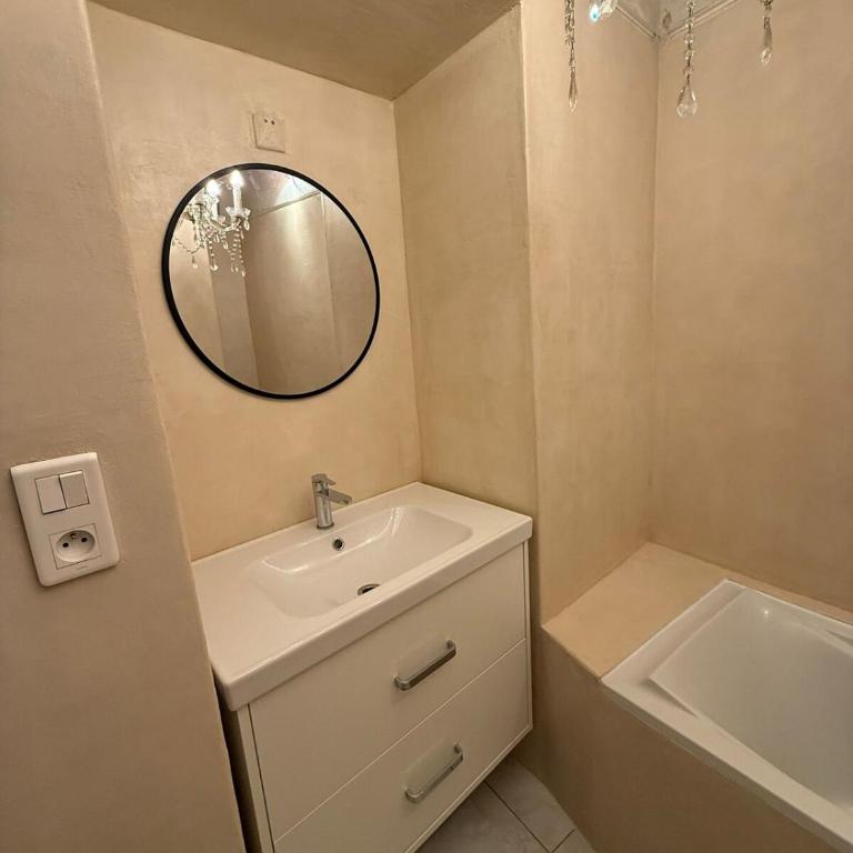 Omnia Charming 2 bed and AirCon in historic Frejus - Appartement - Vue sur Ville - 13