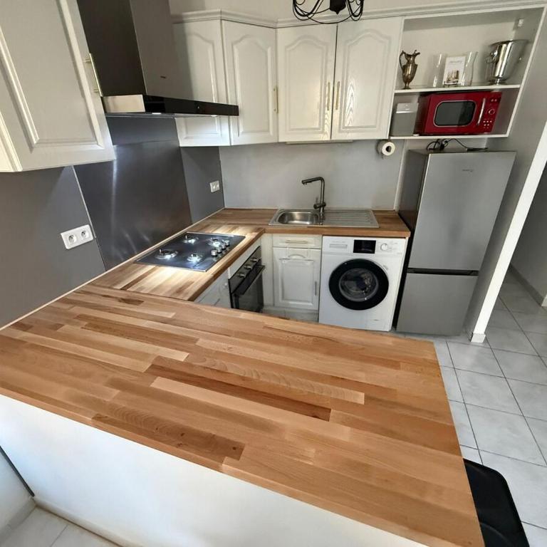 Omnia Charming 2 bed and AirCon in historic Frejus - Appartement - Vue sur Ville - 18