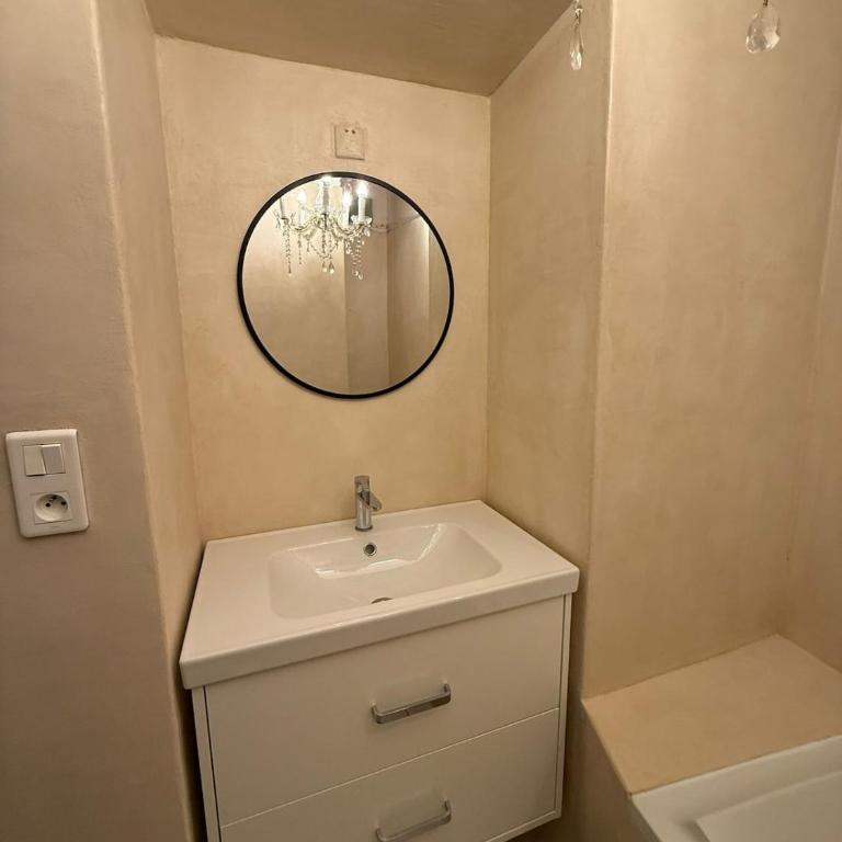 Omnia Charming 2 bed and AirCon in historic Frejus - Appartement - Vue sur Ville - 20