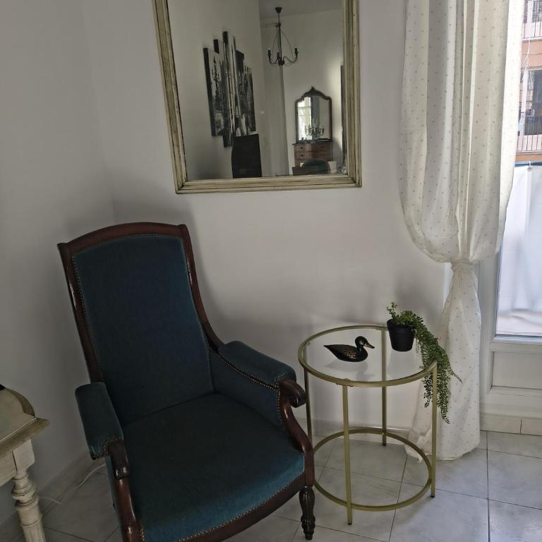 Omnia Charming 2 bed and AirCon in historic Frejus - Appartement - Vue sur Ville - 23