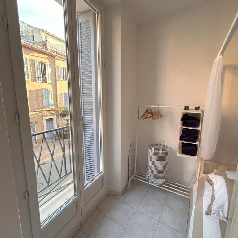 Omnia Charming 2 bed and AirCon in historic Frejus - Appartement - Vue sur Ville - 24