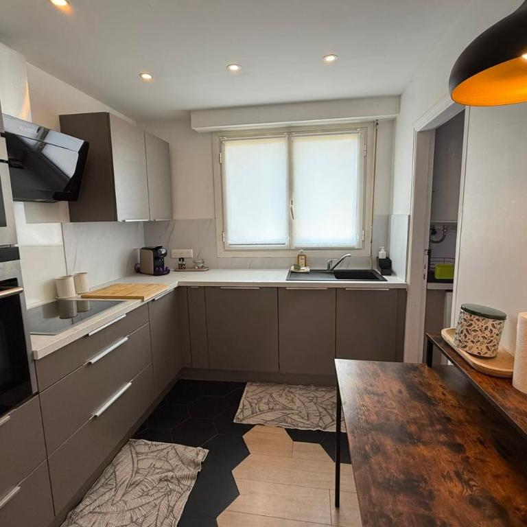 Appart climatisé avec balcon proche centre & plages - Appartement - 4
