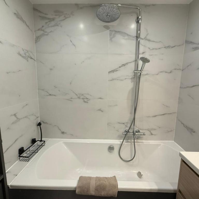 Appart climatisé avec balcon proche centre & plages - Appartement - 10