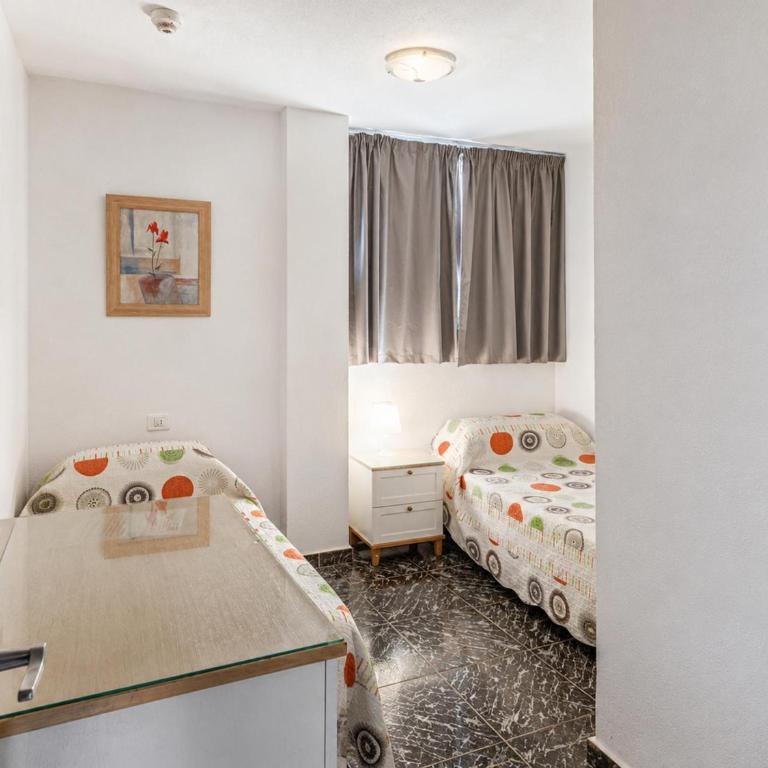 Arona 2-Bed Apt Sleeps 5 with Pool & Parking - Appartement - 3