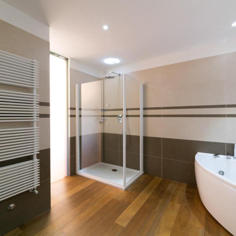 Hotel Maximilian - Zimmer mit Kingsize-Bett und Seeblick - 1
