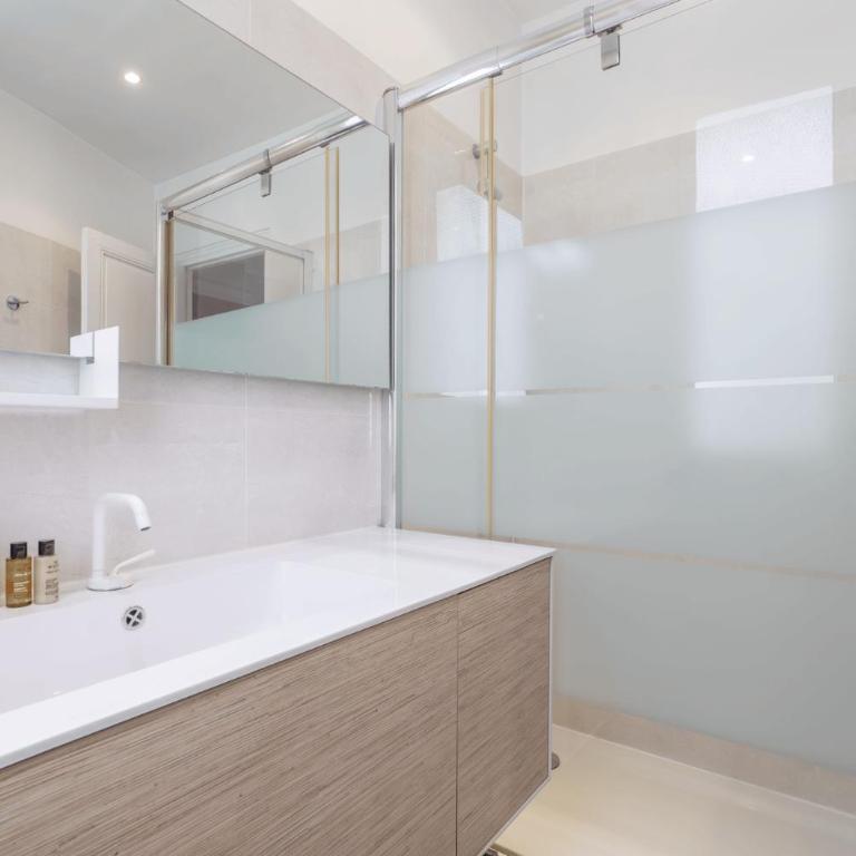 Charming 1BD with Elevator, walk to Arc de Triomphe - Appartement - 13