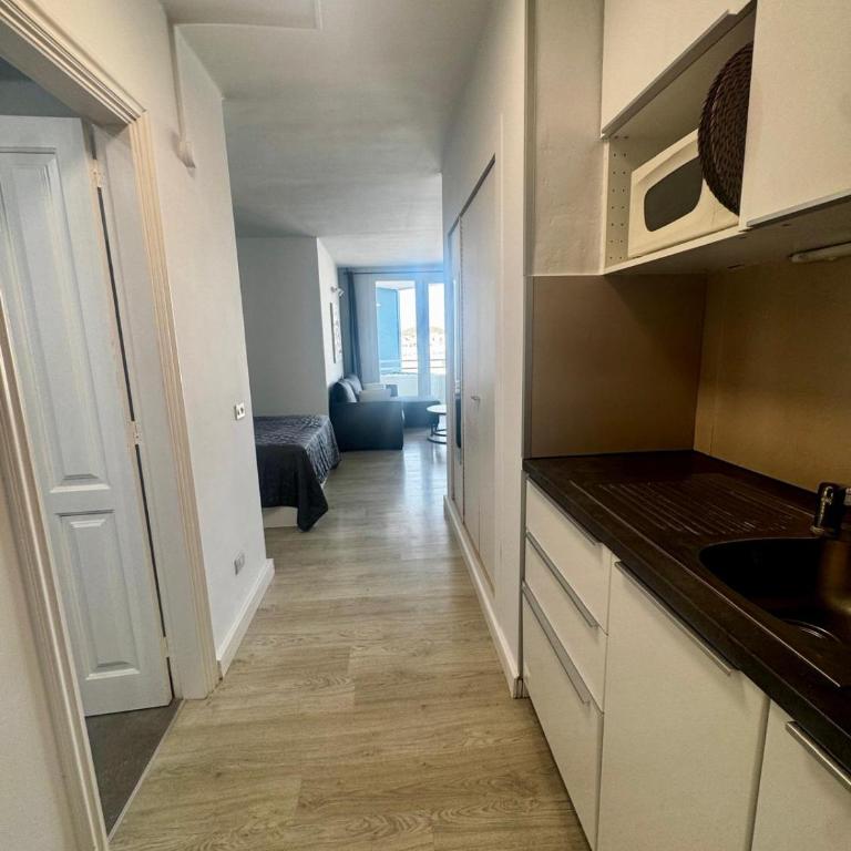 MODERN GREEN PARK STUDIO - Pool View & Terrace - One-Bedroom Apartment - 16