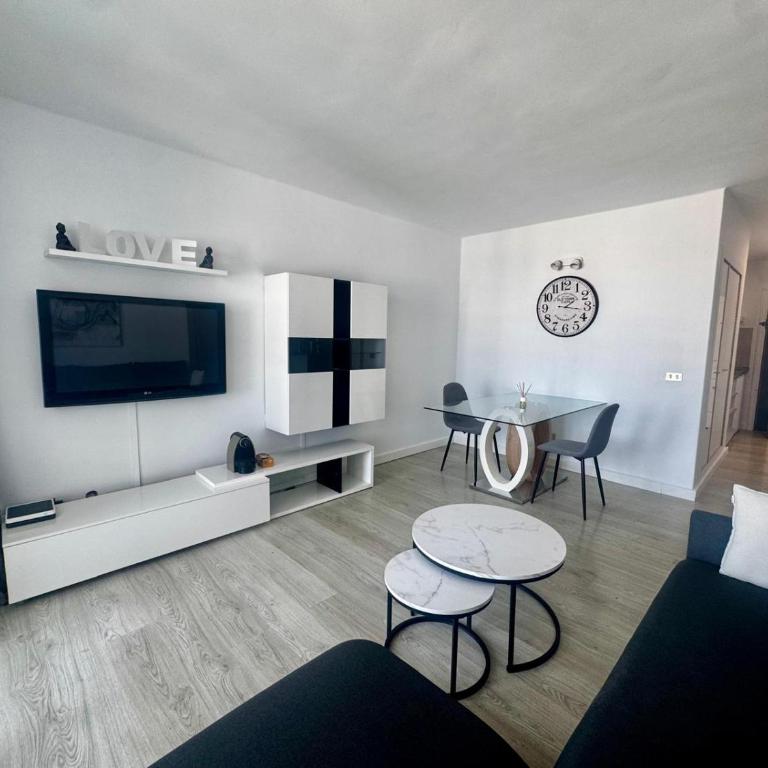 MODERN GREEN PARK STUDIO - Pool View & Terrace - One-Bedroom Apartment - 18