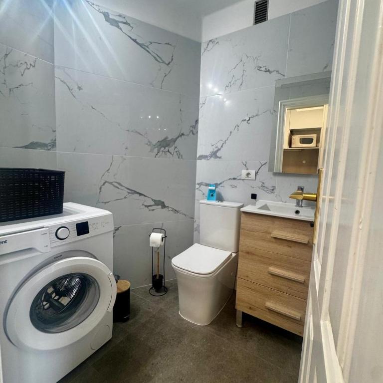 MODERN GREEN PARK STUDIO - Pool View & Terrace - One-Bedroom Apartment - 24