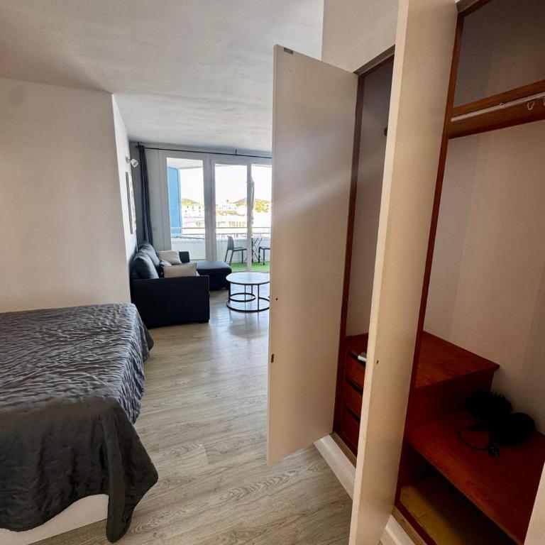 MODERN GREEN PARK STUDIO - Pool View & Terrace - One-Bedroom Apartment - 28