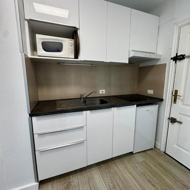 MODERN GREEN PARK STUDIO - Pool View & Terrace - One-Bedroom Apartment - 29