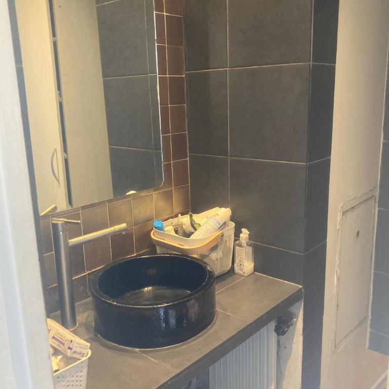 Grand studio lumineux et étonnamment calme à 10 mètres du métro Avron et à seulement 3 minutes à pied de Nation - Apartamento de 1 dormitorio - 3