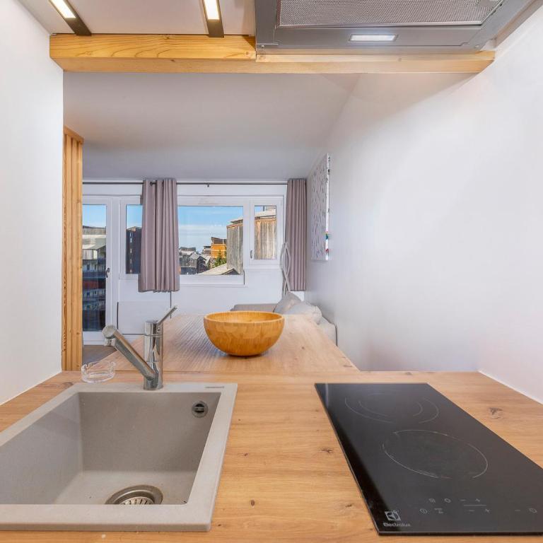 Charmant 2 pièces rénové, internet fibre, balcon, casier à ski, quartier paisible - Apartment mit 1 Schlafzimmer - 11