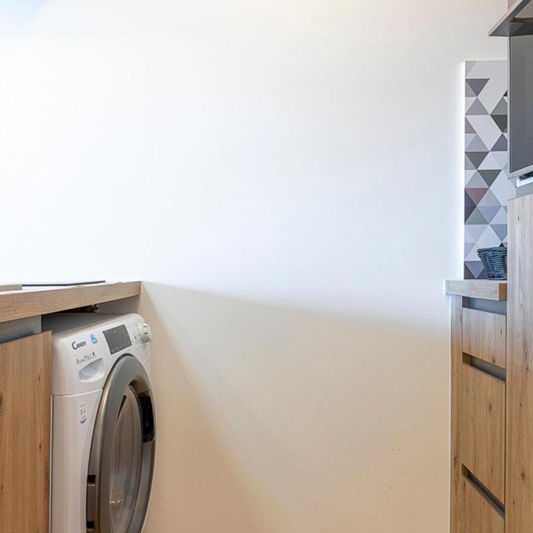 Charmant 2 pièces rénové, internet fibre, balcon, casier à ski, quartier paisible - Apartment mit 1 Schlafzimmer - 12