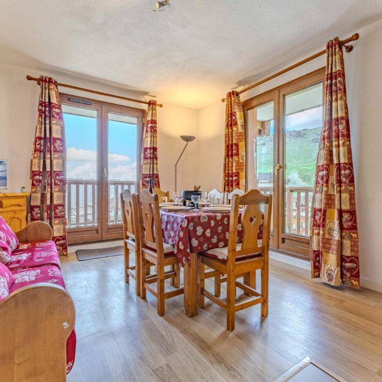 Spacious Apt w Ski-In & Parking - Apartment - 1