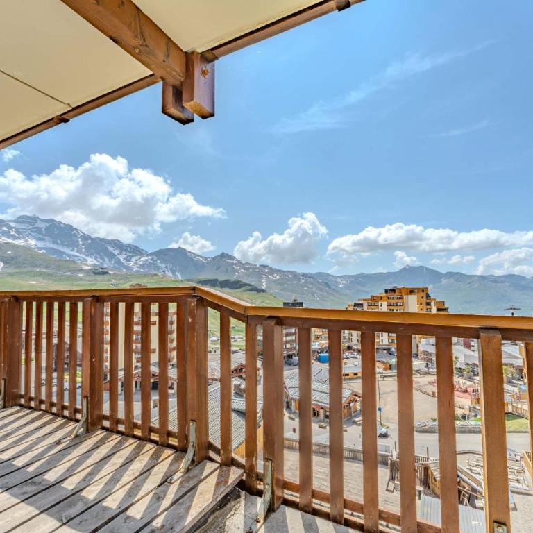 Spacious Apt w Ski-In & Parking - Apartment - 2