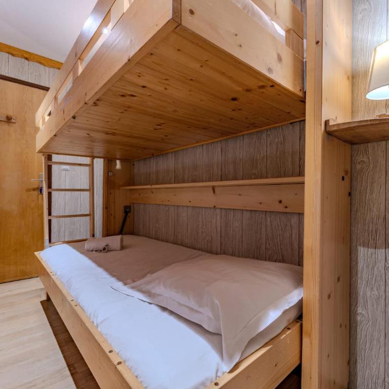 Spacious Apt w Ski-In & Parking - Apartment - 13