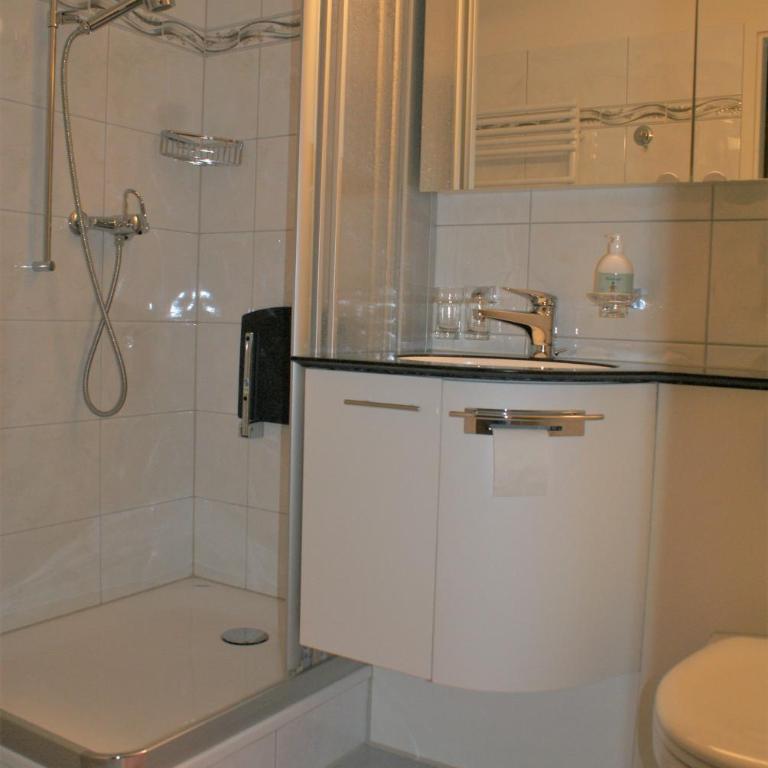 4 Zi Familienwohnung Haus Ravaisch 24 im 2ten OG Davos Dorf - Apartment mit 3 Schlafzimmern und Balkon - 7