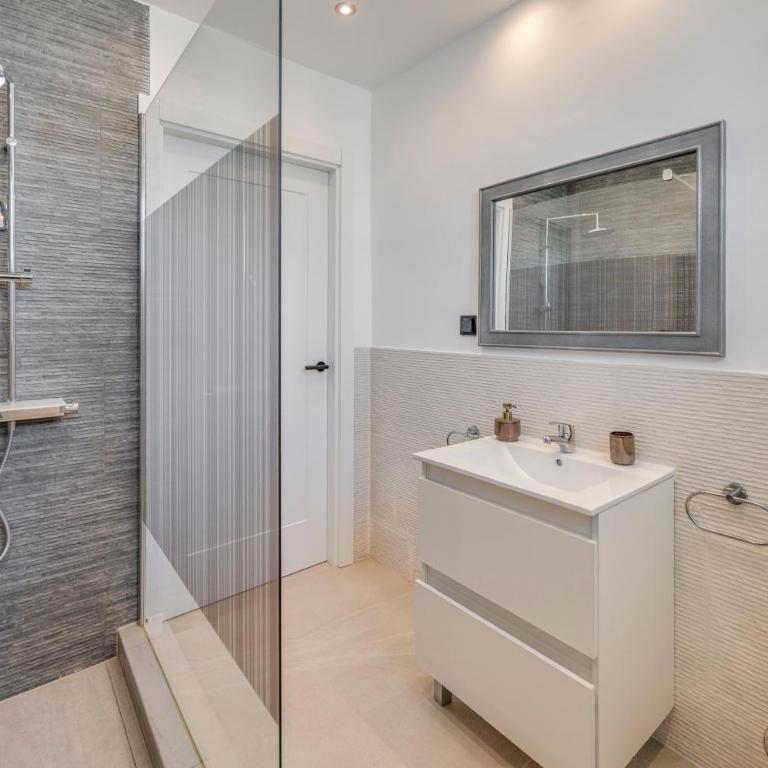 Newly Renovated 5-BDRM Luxury Villa with Sea Views - Villa con piscina privada - 31